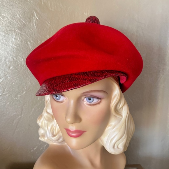 ICONIC 1960's DESIGNER RED FELT 'NEWSBOY' STYLE HAT + FAUX SNAKE BRIM & BUTTON - Picture 1 of 14